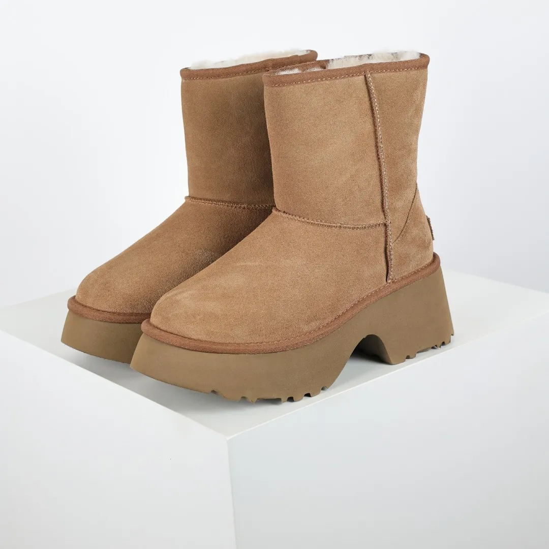 Pick up locally 💰600 Core recommended good price It is a very suitable choice for home furnishings. In the new year, uug launched a series of styles, which are partial to the preferences of young consumers and have also moved to the forefront of fashion trends. Shoe body material: water-repellent coated suede upper, 17 mm UGGPURE™ implantable wool insole, lightweight non-slip and comfortable rubber outsole, with brand LOGO and trademark, with full packaging Size: 35 36 37 38 39 40